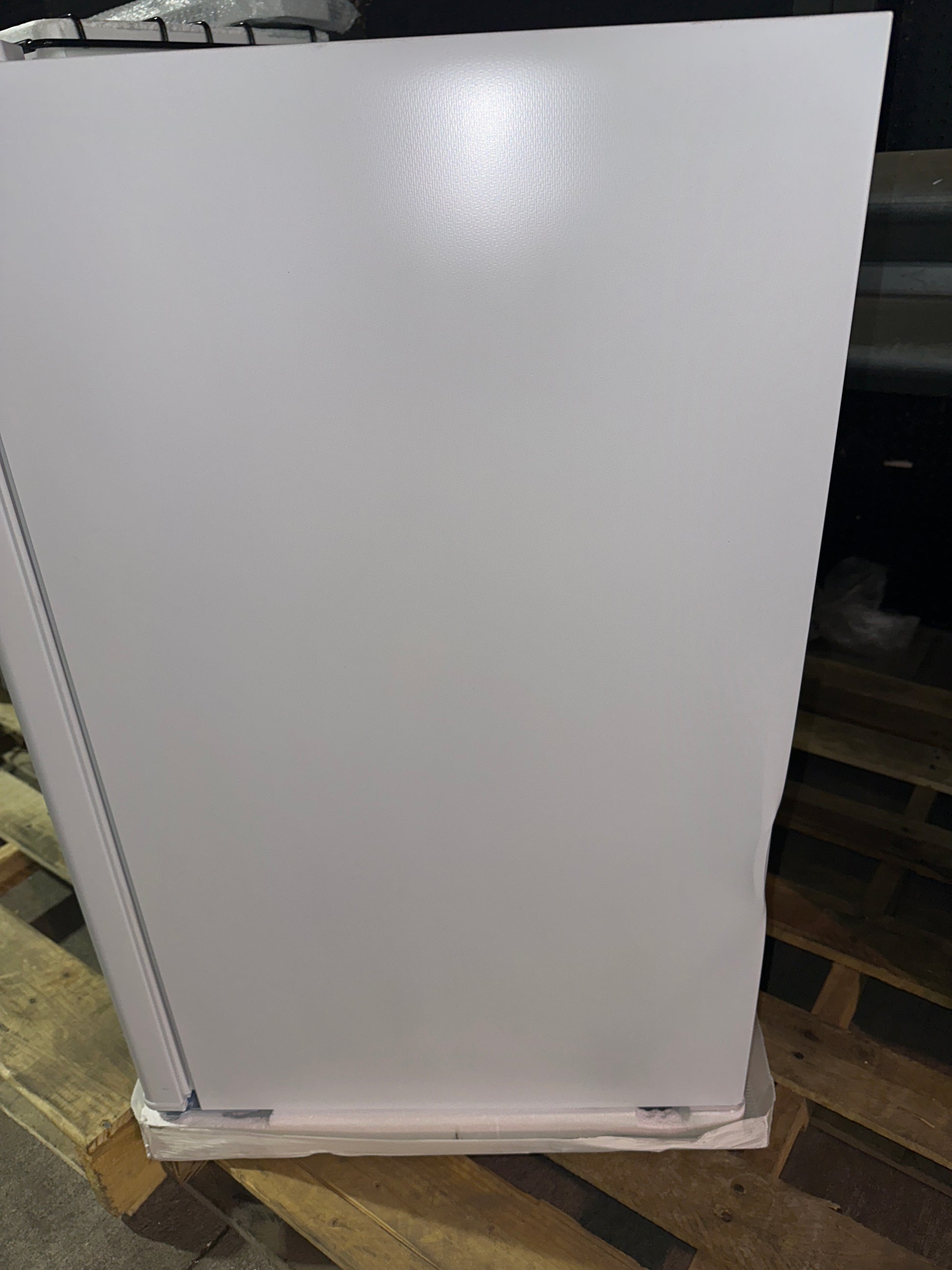 Avanti 4.4 cu. ft. Compact Refrigerator, Mini-Fridge - untested (L25)