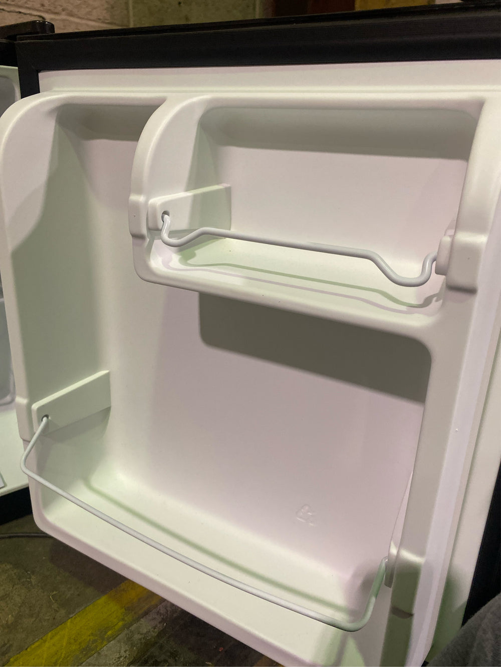 Frigidaire 1.6 Cu Ft Compact Fridge with Reversible Door, Black - Tested Gets Cold! - L14 - 302